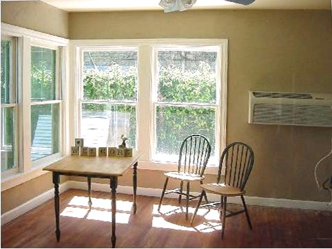 breakfast area in the furnished studio, the crab shack