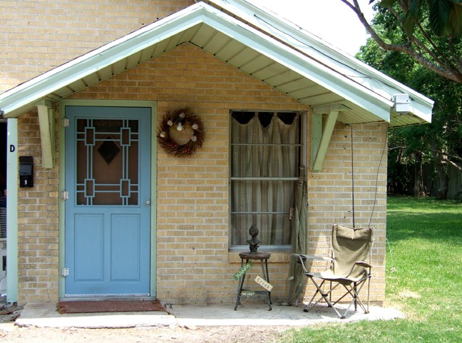 front porch for the 1-bedroom beach bungalow