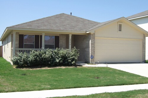 front of home showing porch